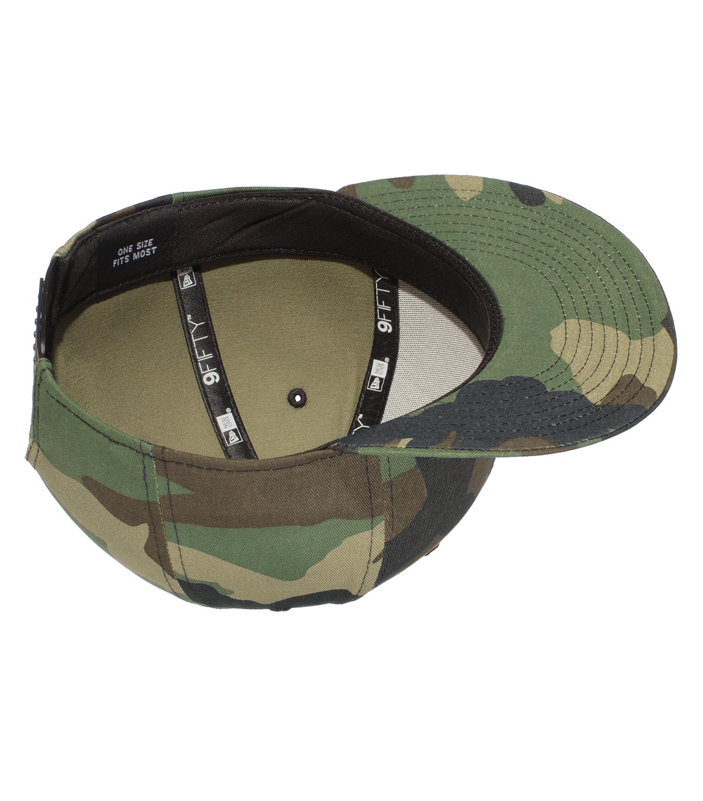 NEW ERAᴹᴰ CASQUETTE À VISIÈRE PLATE ET FERMETURE À BOUTONS-PRESSION. NE400