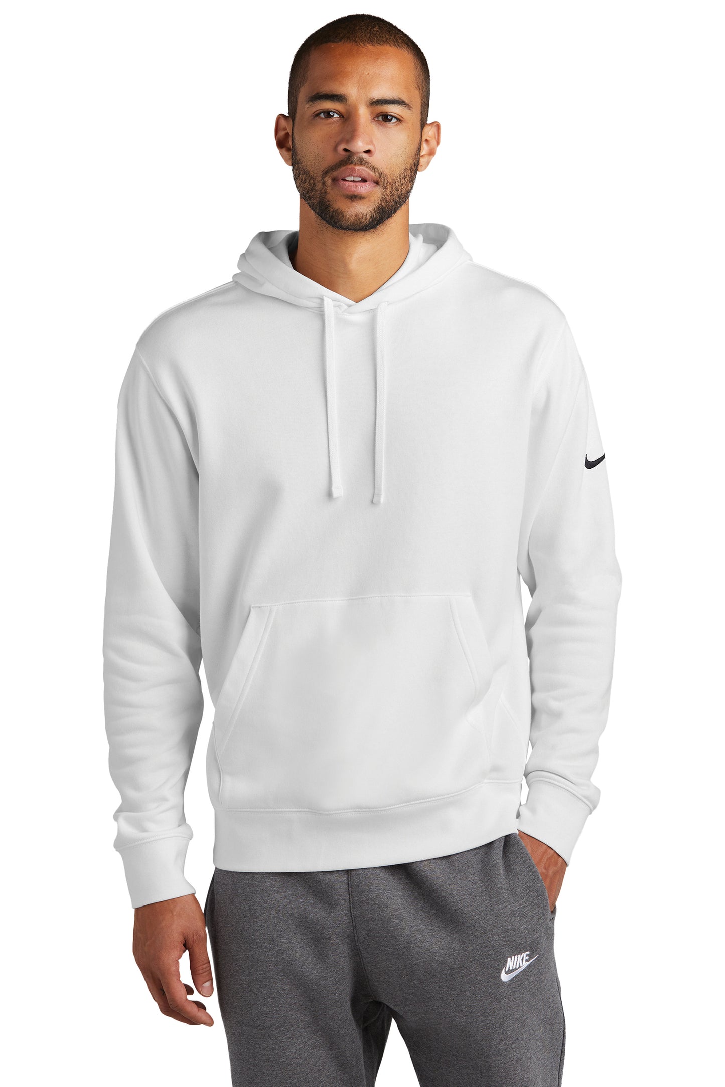 NIKE CHANDAIL À CAPUCHON MOLLETON CLUB AVEC SWOOSH À LA MANCHE. DR1499