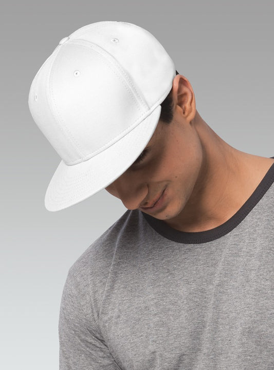 NEW ERAᴹᴰ CASQUETTE À VISIÈRE PLATE ET FERMETURE À BOUTONS-PRESSION. NE400